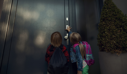 Elektroniczny system kluczy do drzwi - bezpieczeństwo i kontrola dziecka wracającego ze szkoły